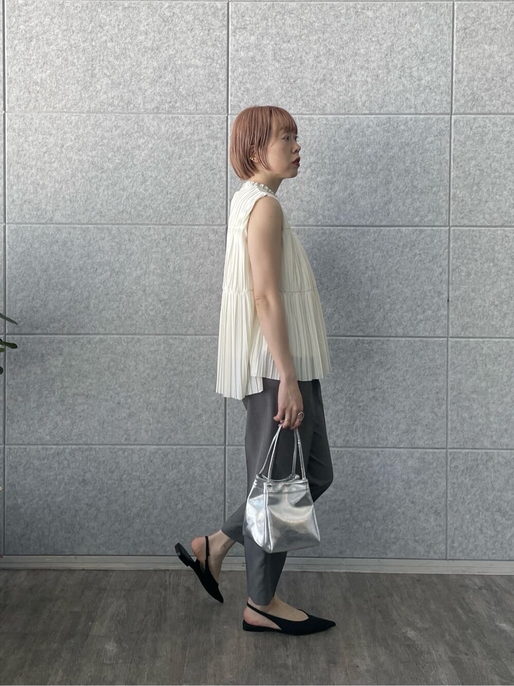 ホワイト系のシャツ/ブラウス、グレー系のその他パンツを着用したレディースの春コーディネートの3枚目の写真