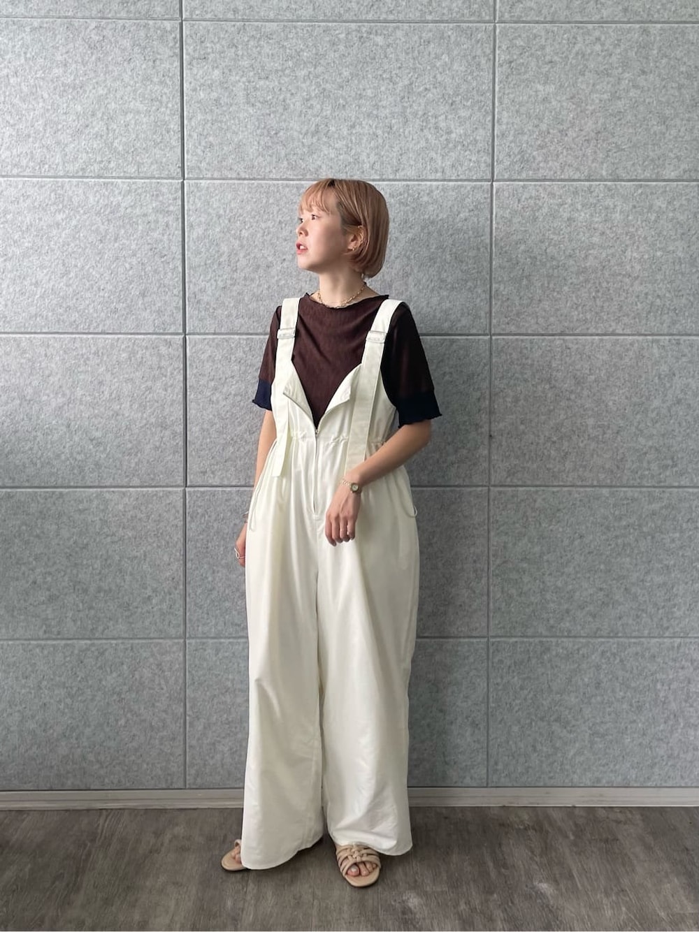 ホワイト系のサロペット/オーバーオール、ブラウン系のTシャツ/カットソーを着用したレディースの夏コーディネートの9枚目の写真