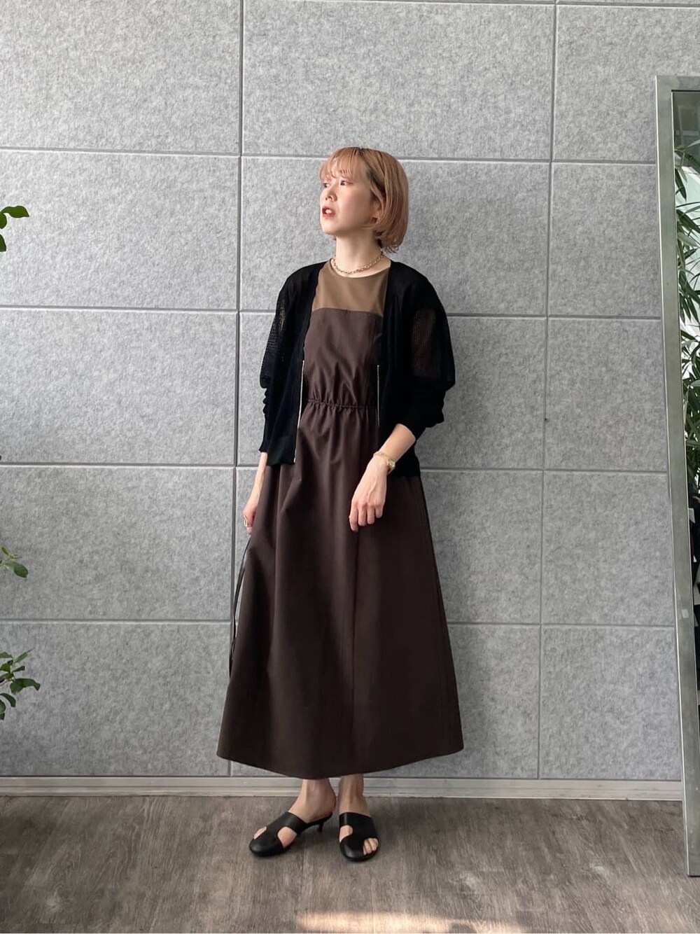 ブラウン系のワンピース、ブラック系のカーディガン/ボレロ、ブラック系のハンドバッグを着用したレディースの夏コーディネートの6枚目の写真