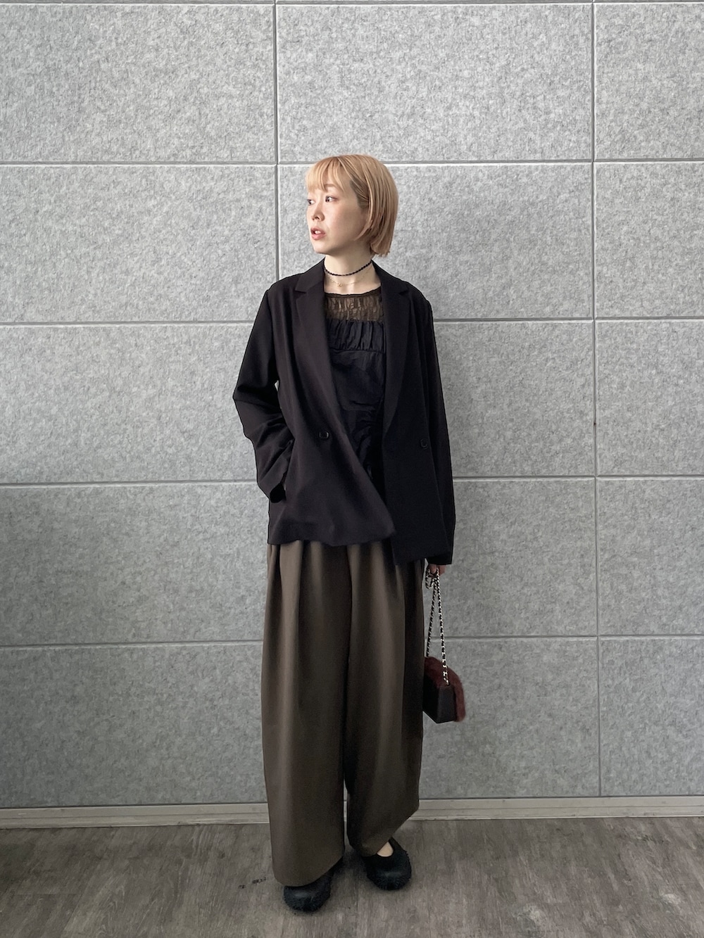ブラウン系のその他パンツ、ブラウン系のTシャツ/カットソー、ブラック系のタンクトップを着用したレディースの秋コーディネートの8枚目の写真