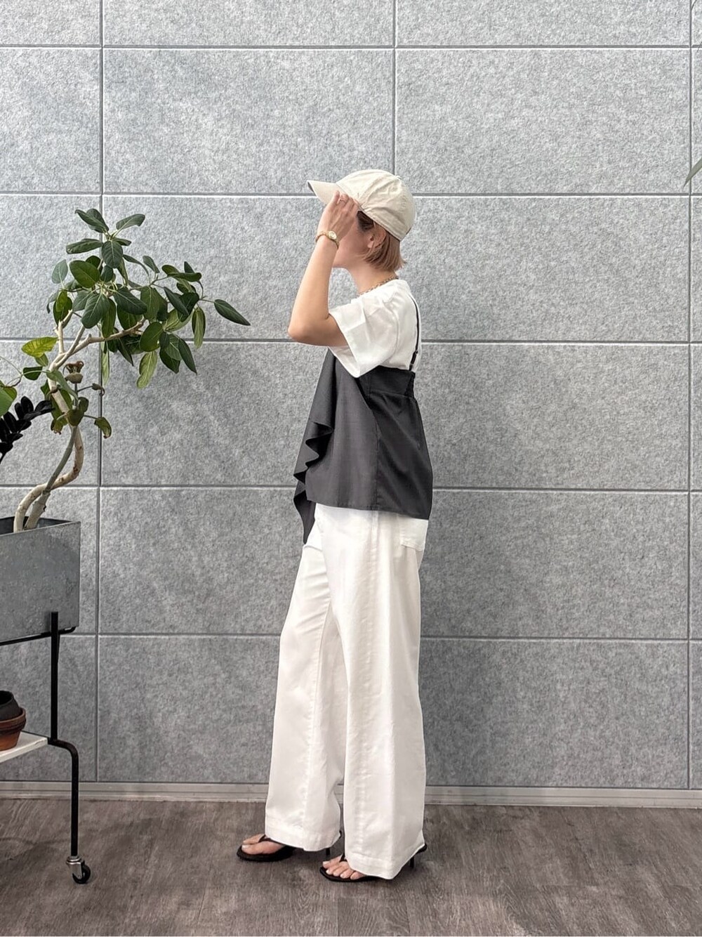 グレー系のタンクトップ、ホワイト系のデニムパンツ、ホワイト系のTシャツ/カットソーを着用したレディースの夏コーディネートの3枚目の写真