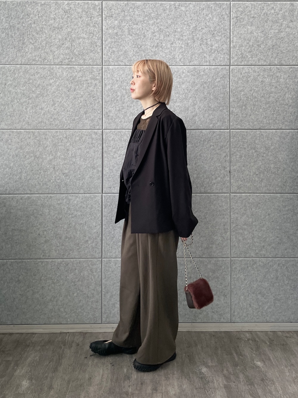 ブラウン系のその他パンツ、ブラウン系のTシャツ/カットソー、ブラック系のタンクトップを着用したレディースの秋コーディネートの3枚目の写真