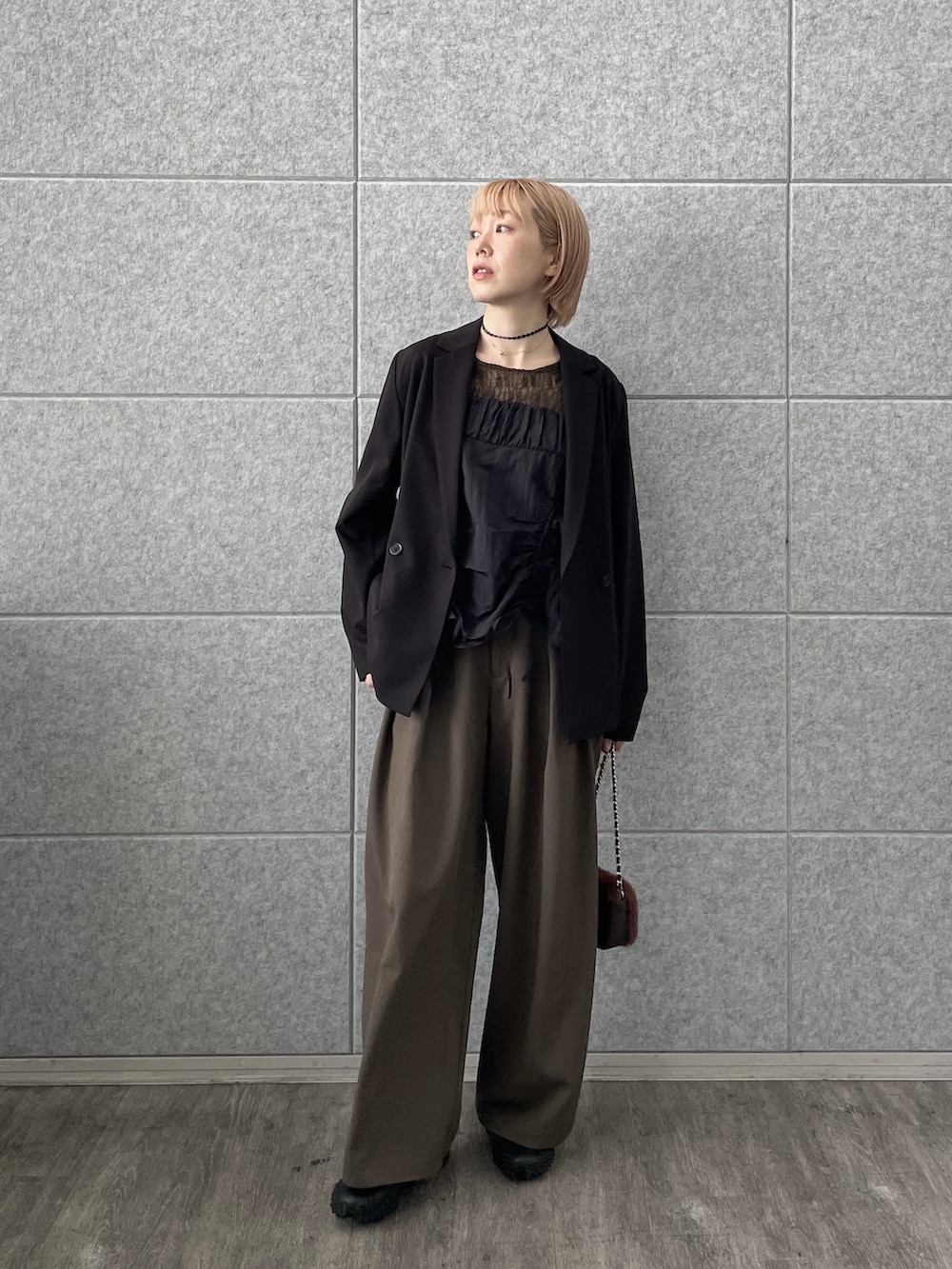 ブラウン系のその他パンツ、ブラウン系のTシャツ/カットソー、ブラック系のタンクトップを着用したレディースの秋コーディネートの2枚目の写真
