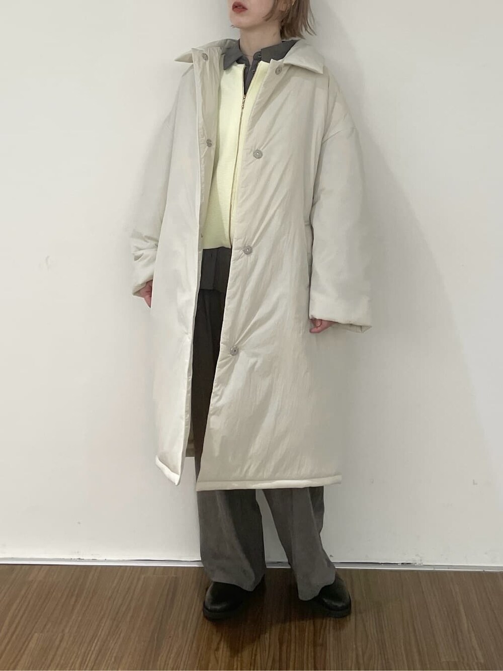 グレー系のシャツ/ブラウス、グレー系のその他パンツ、イエロー系のカーディガン/ボレロを着用したレディースの秋コーディネートの7枚目の写真