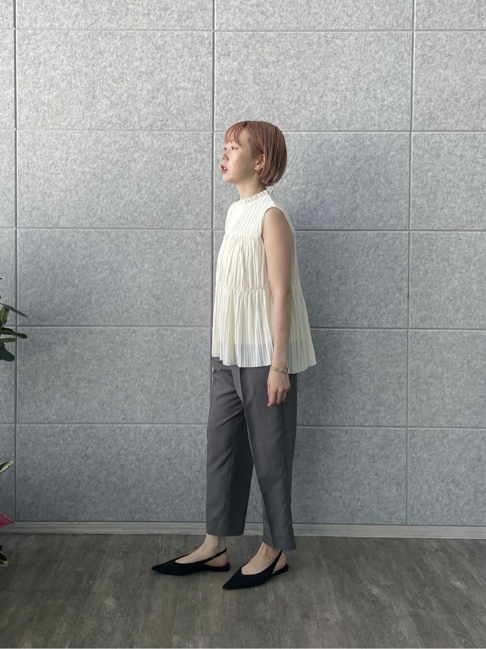 ホワイト系のシャツ/ブラウス、グレー系のその他パンツを着用したレディースの春コーディネートの5枚目の写真