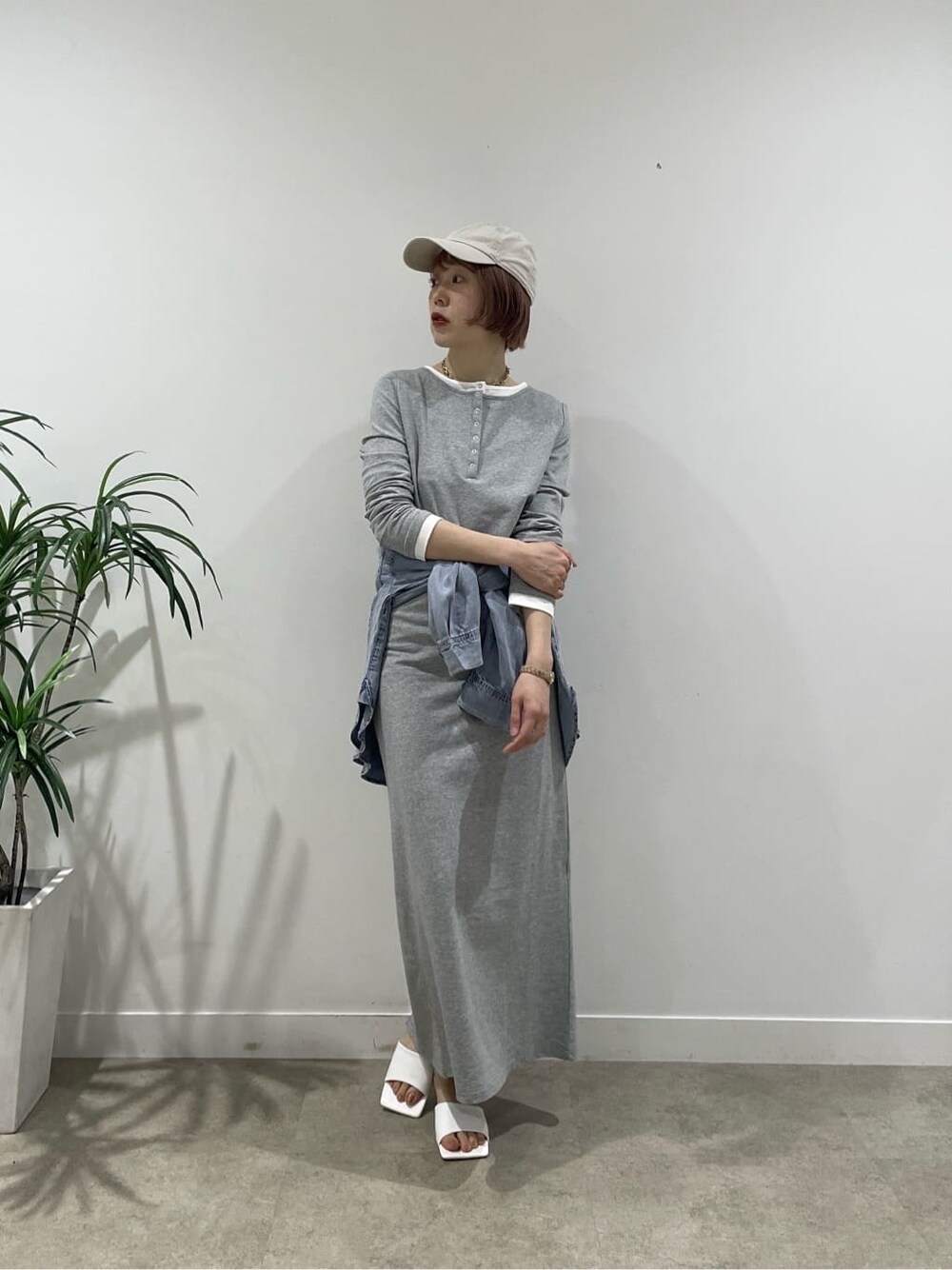 グレー系のワンピース、ホワイト系のサンダル、ブルー系のシャツ/ブラウスを着用したレディースの春コーディネートの8枚目の写真