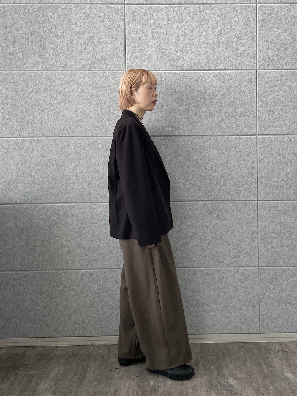 ブラウン系のその他パンツ、ブラウン系のTシャツ/カットソー、ブラック系のタンクトップを着用したレディースの秋コーディネートの4枚目の写真