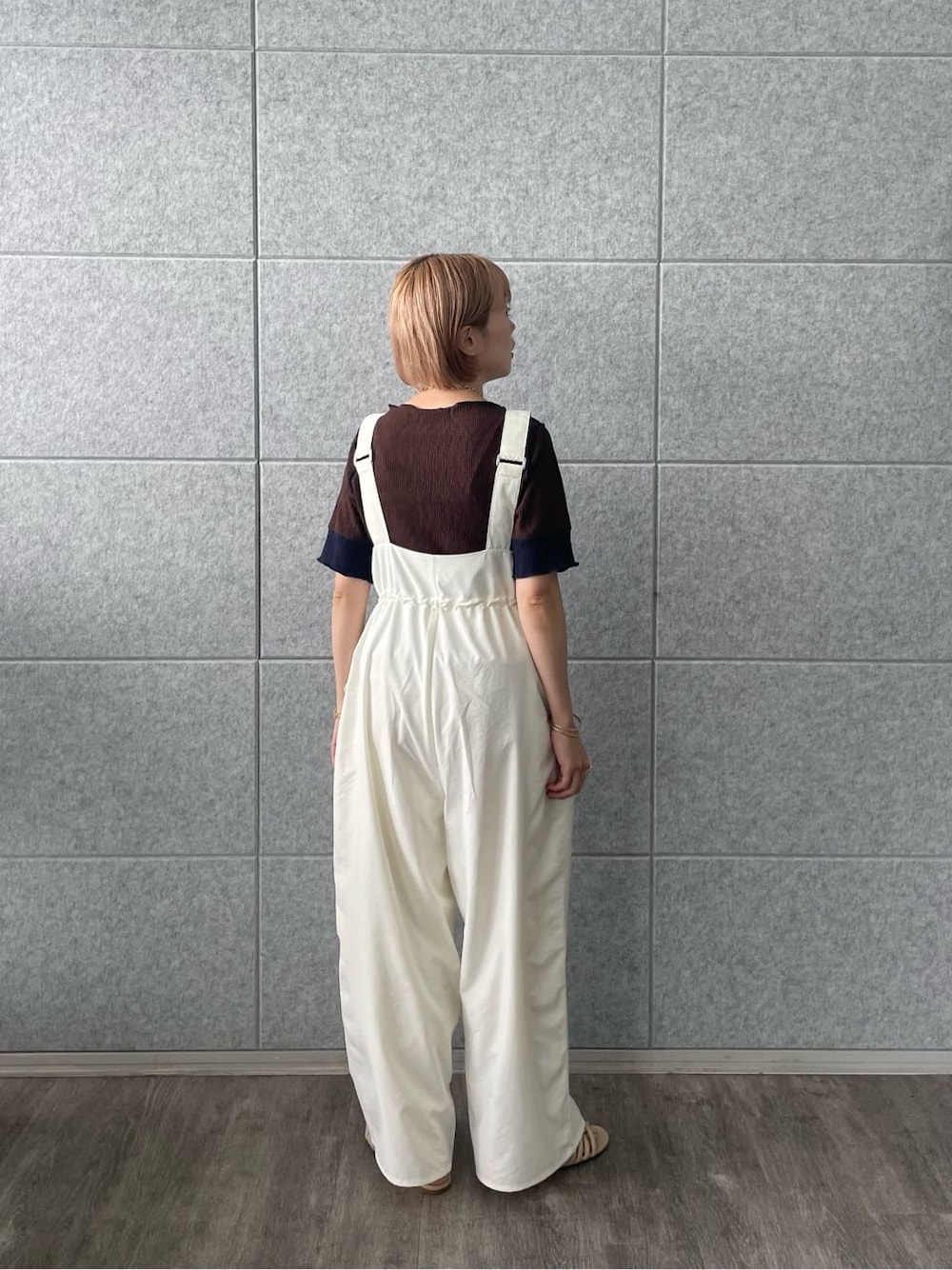 ホワイト系のサロペット/オーバーオール、ブラウン系のTシャツ/カットソーを着用したレディースの夏コーディネートの5枚目の写真