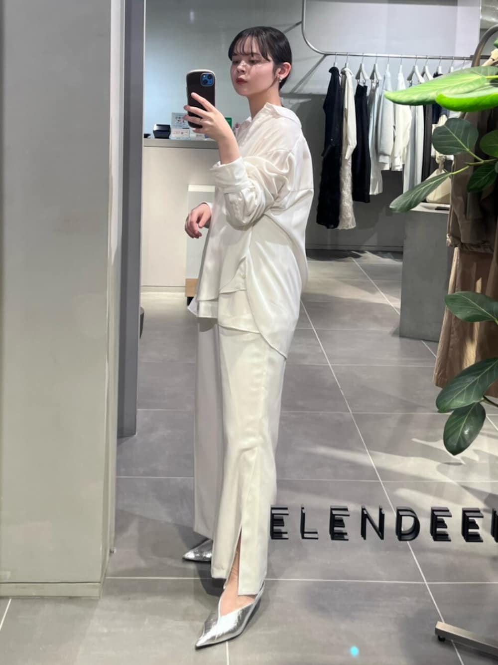 シルバー系のパンプス、ホワイト系のその他パンツ、ホワイト系のシャツ/ブラウスを着用したレディースの春コーディネートの2枚目の写真