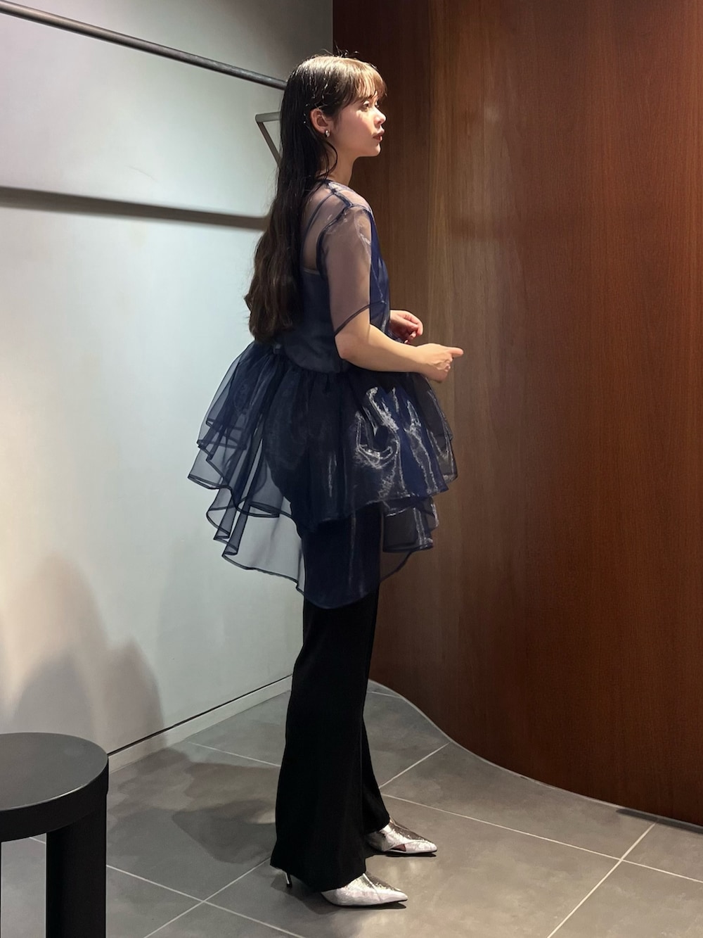 ブルー系のシャツ/ブラウス、ブラック系のその他パンツ、シルバー系のパンプスを着用したレディースの春コーディネートの2枚目の写真