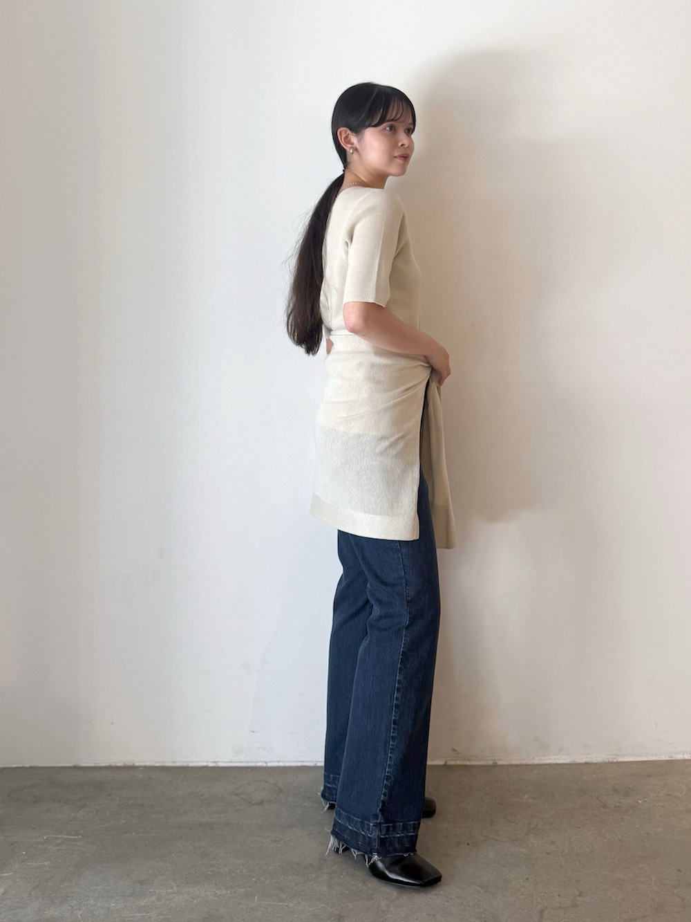 ベージュ系のカーディガン/ボレロ、ブルー系のデニムパンツ、ブラック系のブーツを着用したレディースの夏コーディネートの7枚目の写真
