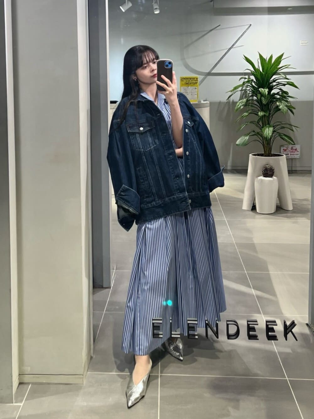 シルバー系のパンプス、その他のワンピース、ブラウン系のトートバッグを着用したレディースの春コーディネートの4枚目の写真