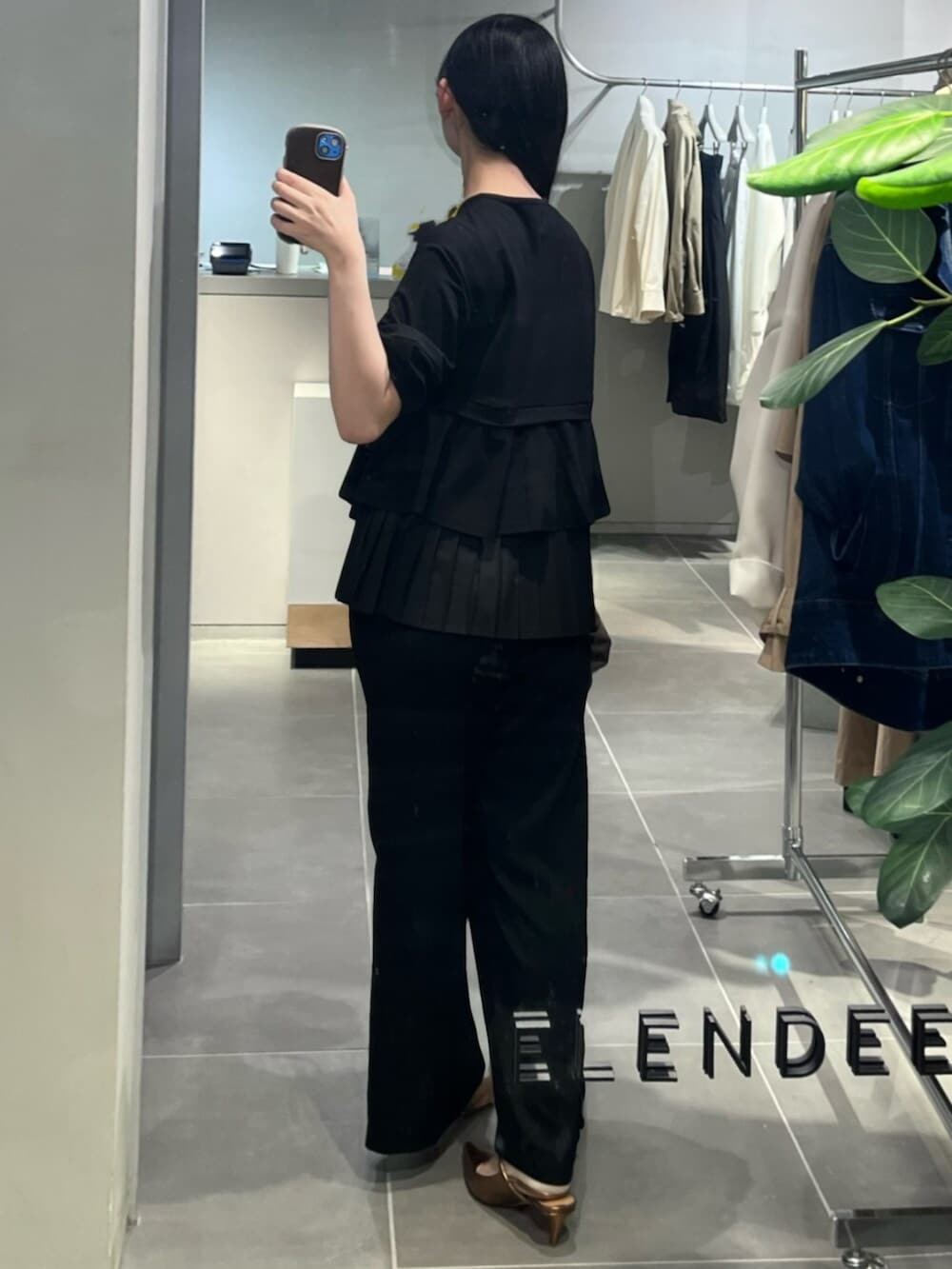 その他のパンプス、ブラック系のその他パンツ、ブラック系のTシャツ/カットソーを着用したレディースの春コーディネートの3枚目の写真