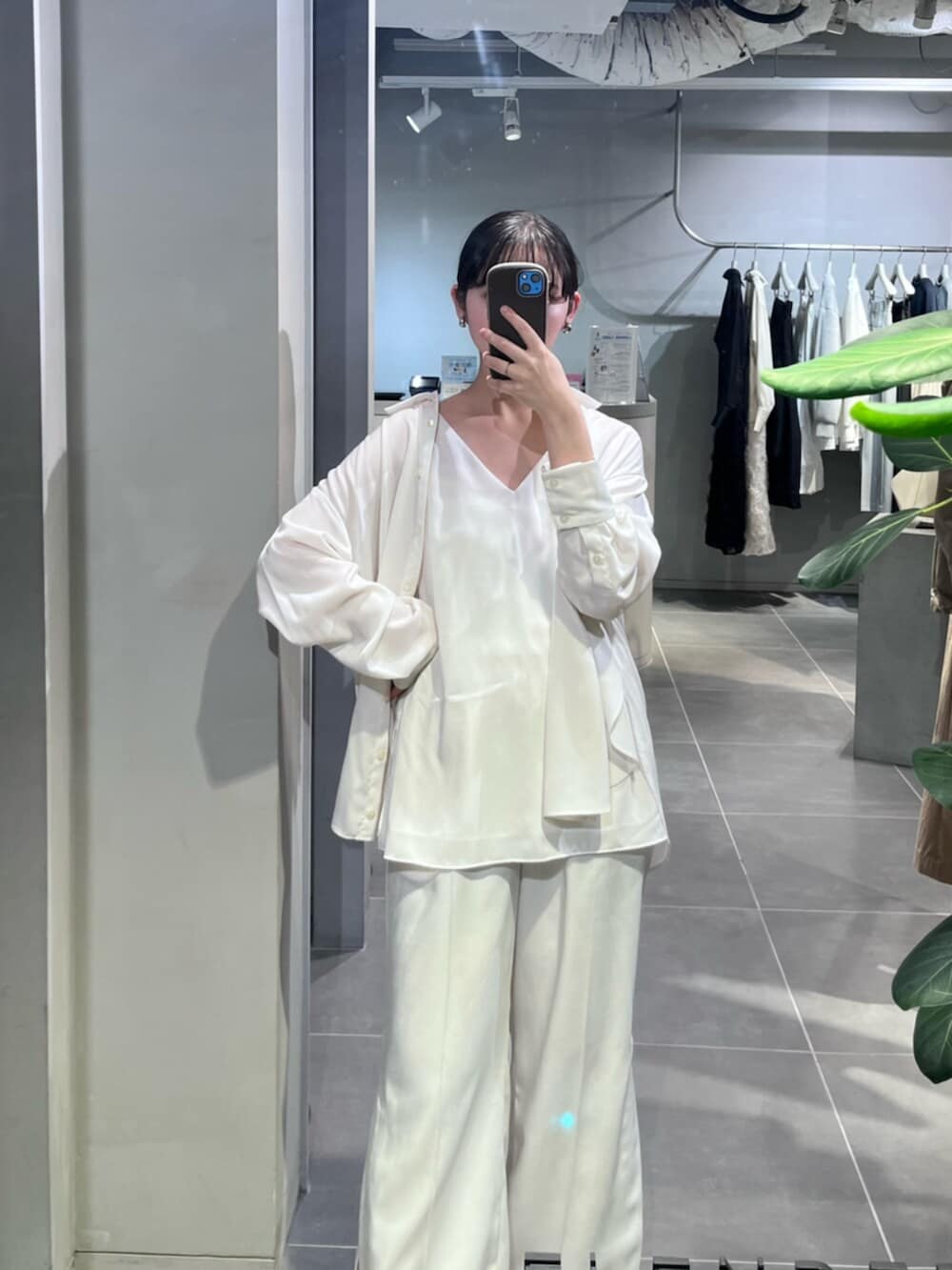 シルバー系のパンプス、ホワイト系のその他パンツ、ホワイト系のシャツ/ブラウスを着用したレディースの春コーディネートの4枚目の写真