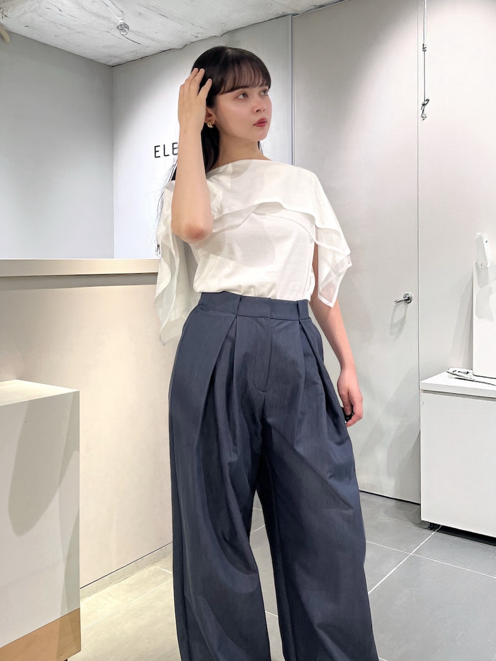 ホワイト系のTシャツ/カットソー、ブルー系のその他パンツ、ブラウン系のパンプスを着用したレディースの夏コーディネートの6枚目の写真