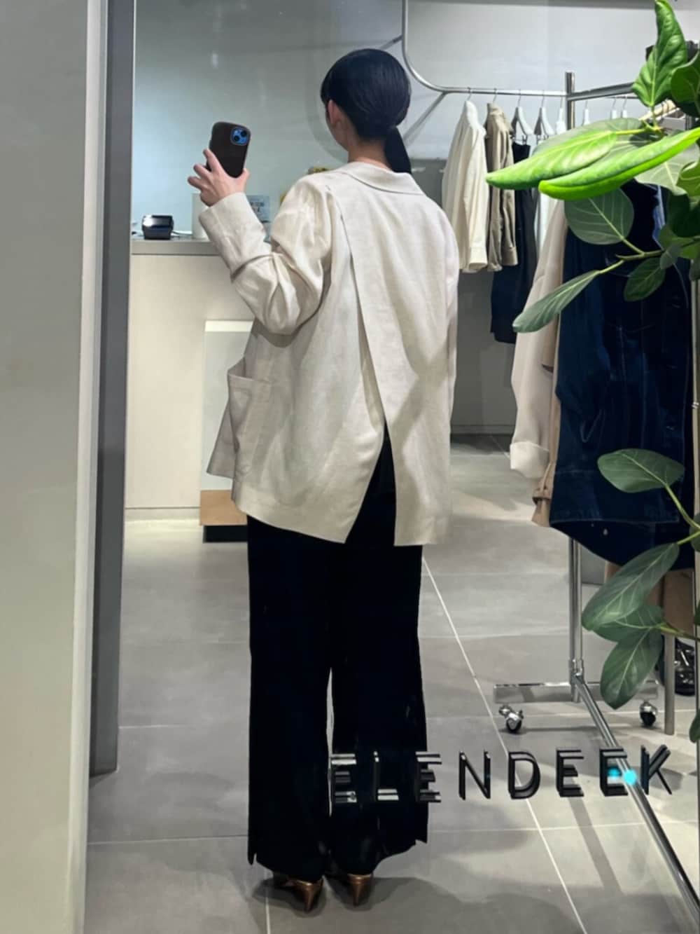 その他のパンプス、ベージュ系のテーラードジャケット、ブラック系のキャミソールを着用したレディースの春コーディネートの3枚目の写真