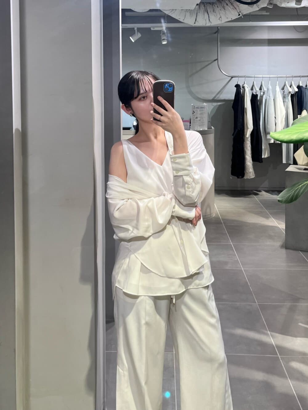 シルバー系のパンプス、ホワイト系のその他パンツ、ホワイト系のシャツ/ブラウスを着用したレディースの春コーディネートの5枚目の写真