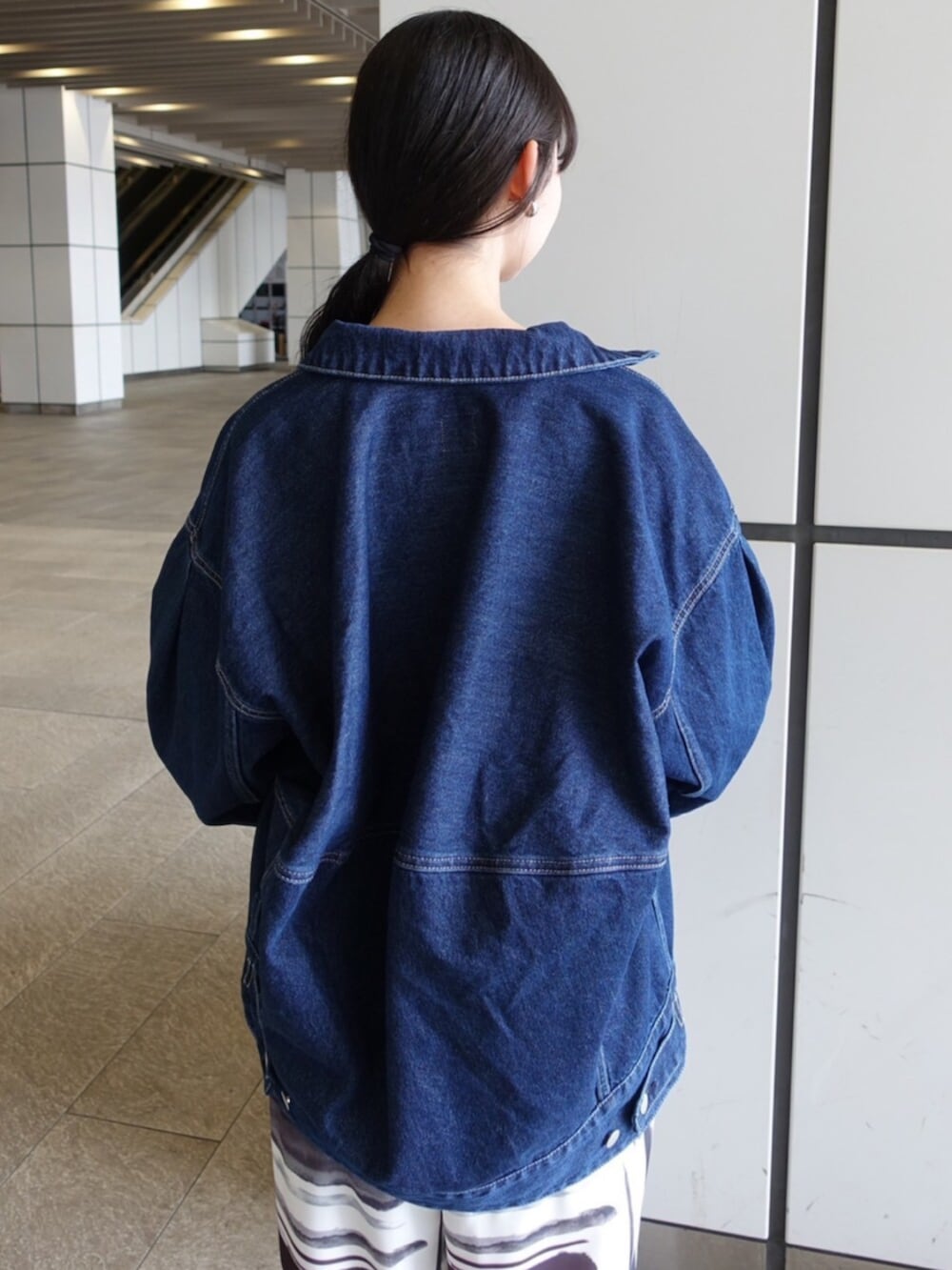 ブラック系のTシャツ/カットソー、ホワイト系のショルダーバッグ、ホワイト系のその他パンツを着用したレディースの春コーディネートの5枚目の写真