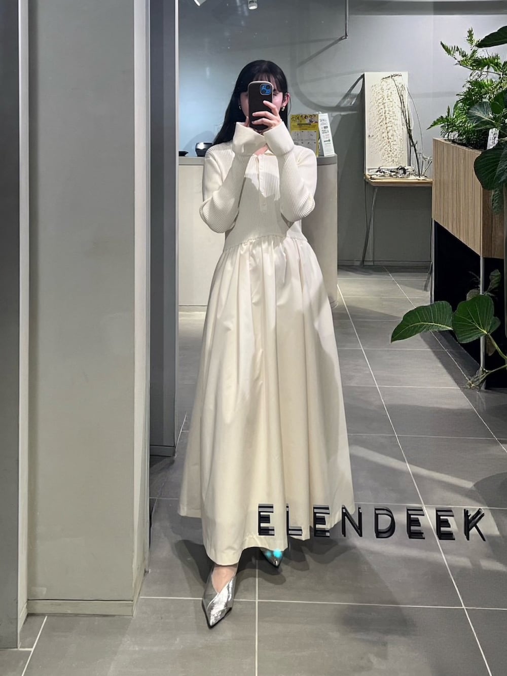 ホワイト系のノーカラージャケット、シルバー系のパンプス、ホワイト系のワンピースを着用したレディースの春コーディネートの4枚目の写真