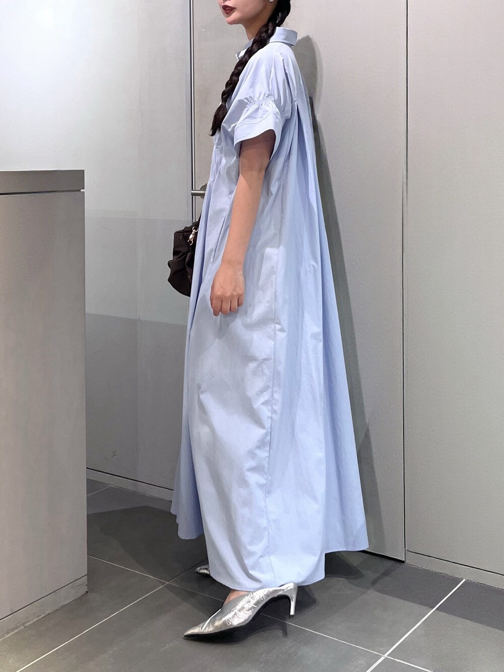 シルバー系のパンプス、ブラウン系のハンドバッグ、ブルー系のワンピースを着用したレディースの夏コーディネートの4枚目の写真