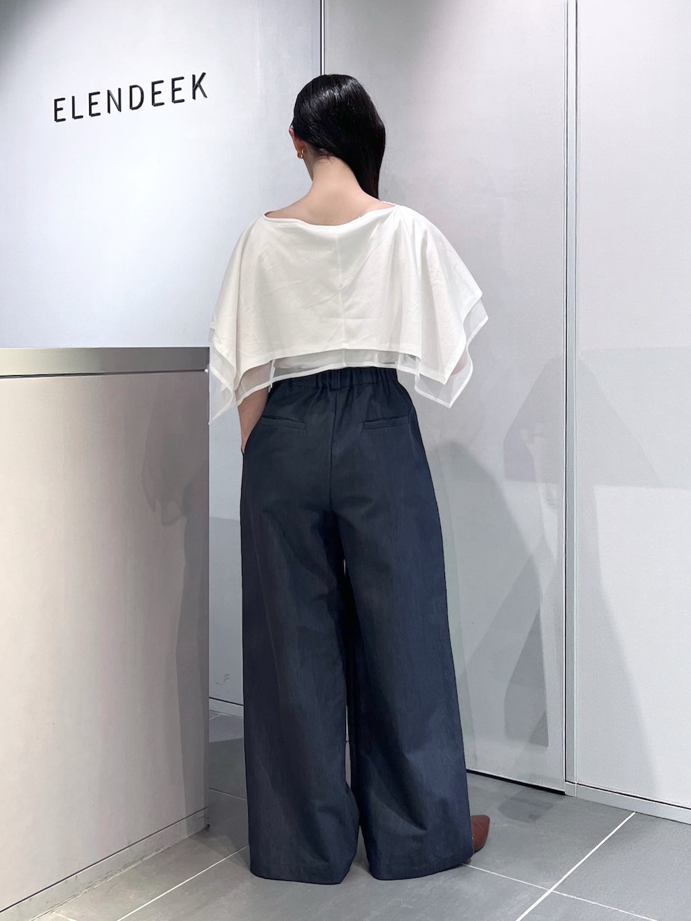 ホワイト系のTシャツ/カットソー、ブルー系のその他パンツ、ブラウン系のパンプスを着用したレディースの夏コーディネートの3枚目の写真