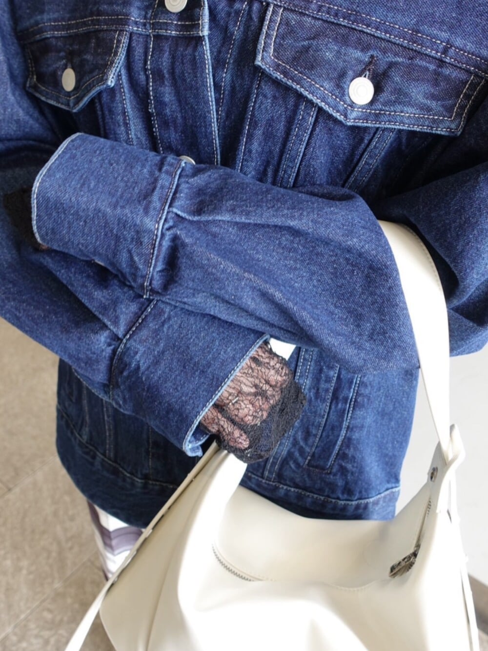 ブラック系のTシャツ/カットソー、ホワイト系のショルダーバッグ、ホワイト系のその他パンツを着用したレディースの春コーディネートの6枚目の写真