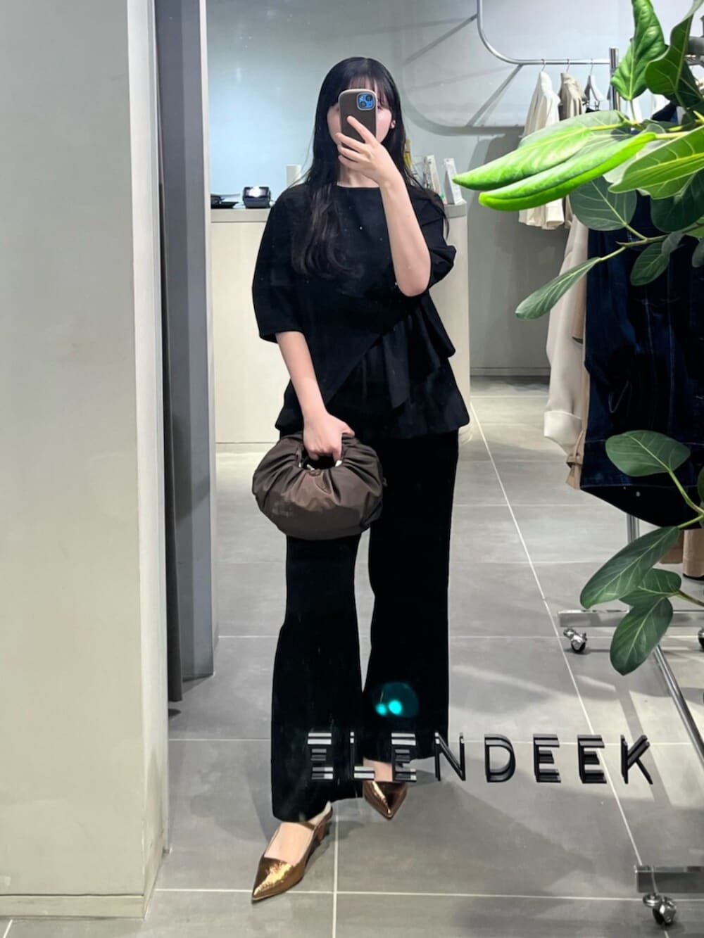 その他のパンプス、ブラック系のその他パンツ、ブラック系のTシャツ/カットソーを着用したレディースの春コーディネートの4枚目の写真