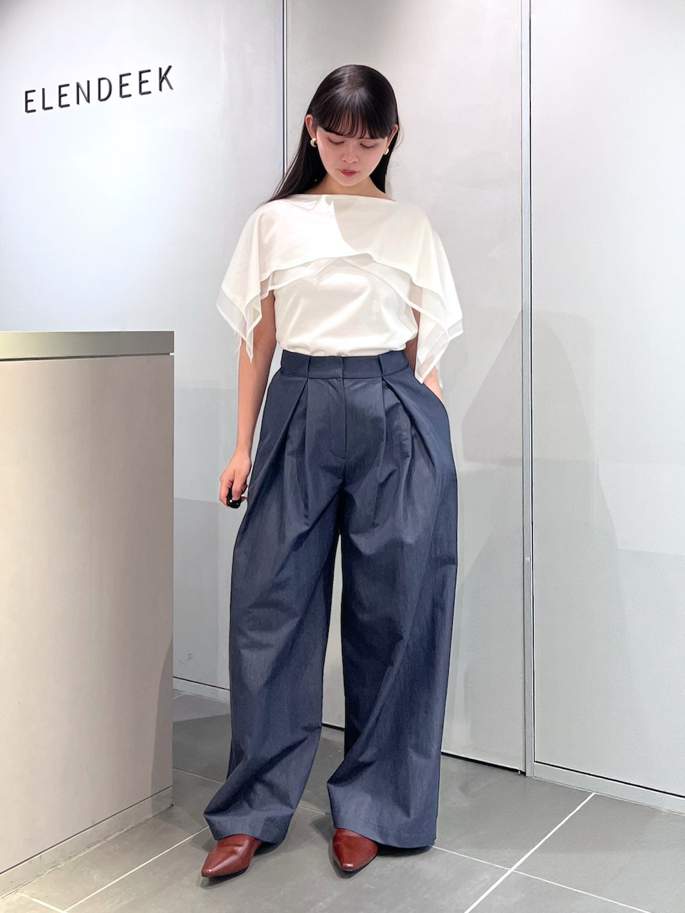 ホワイト系のTシャツ/カットソー、ブルー系のその他パンツ、ブラウン系のパンプスを着用したレディースの夏コーディネートの5枚目の写真