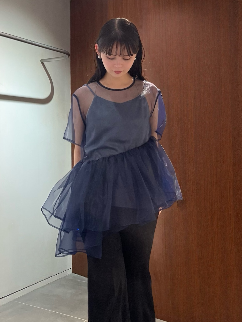 ブルー系のシャツ/ブラウス、ブラック系のその他パンツ、シルバー系のパンプスを着用したレディースの春コーディネートの4枚目の写真