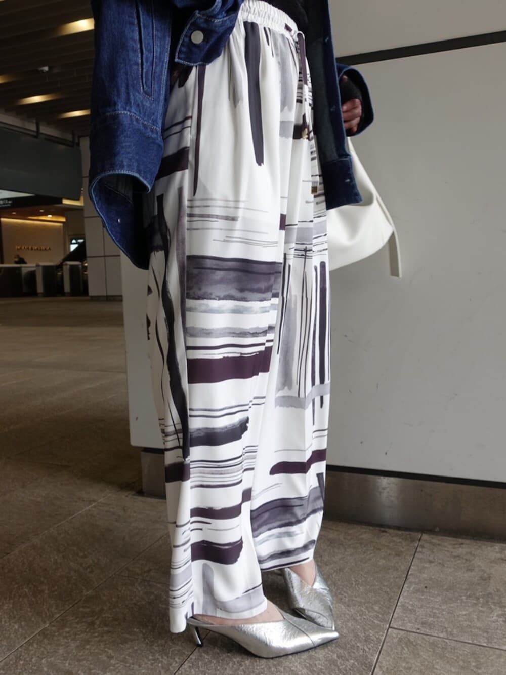 ブラック系のTシャツ/カットソー、ホワイト系のショルダーバッグ、ホワイト系のその他パンツを着用したレディースの春コーディネートの7枚目の写真