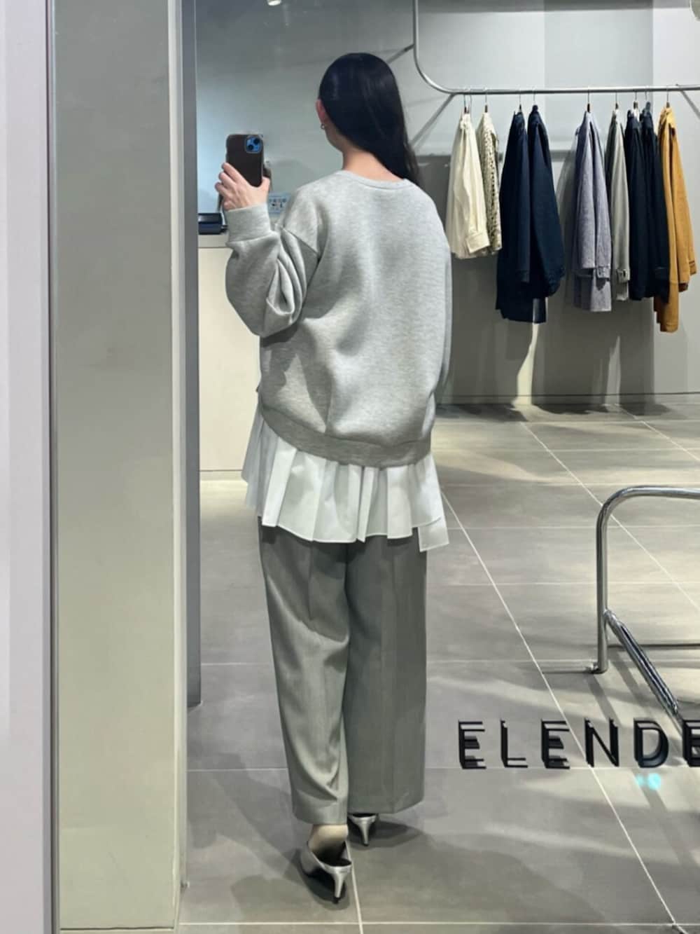 シルバー系のパンプス、グレー系のTシャツ/カットソー、グレー系のその他パンツを着用したレディースの春コーディネートの3枚目の写真