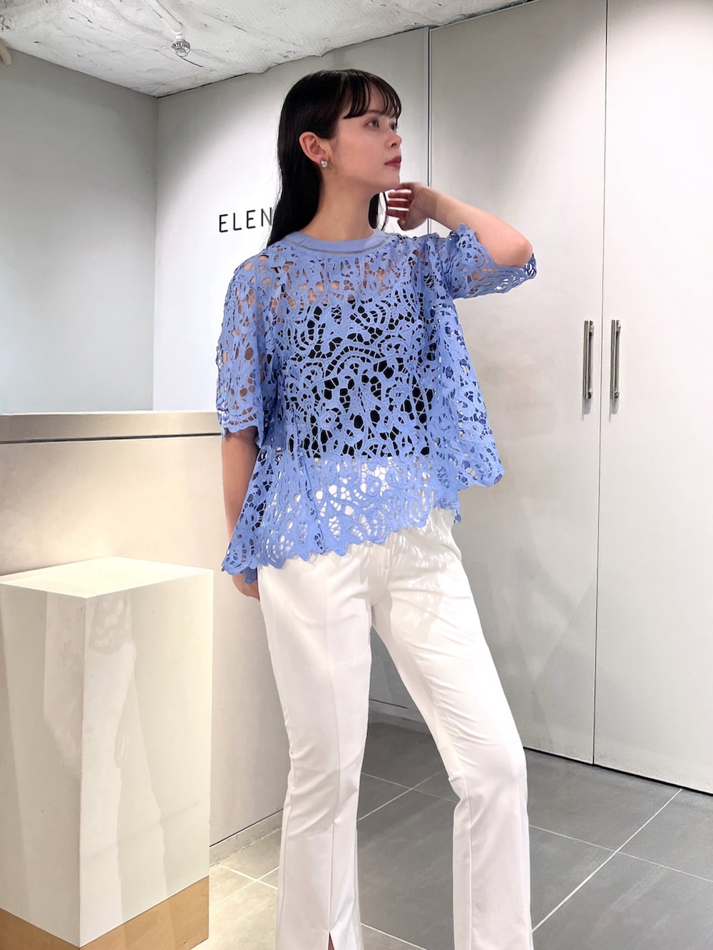 ブルー系のシャツ/ブラウス、ホワイト系のその他パンツ、ホワイト系のトートバッグを着用したレディースの夏コーディネートの5枚目の写真