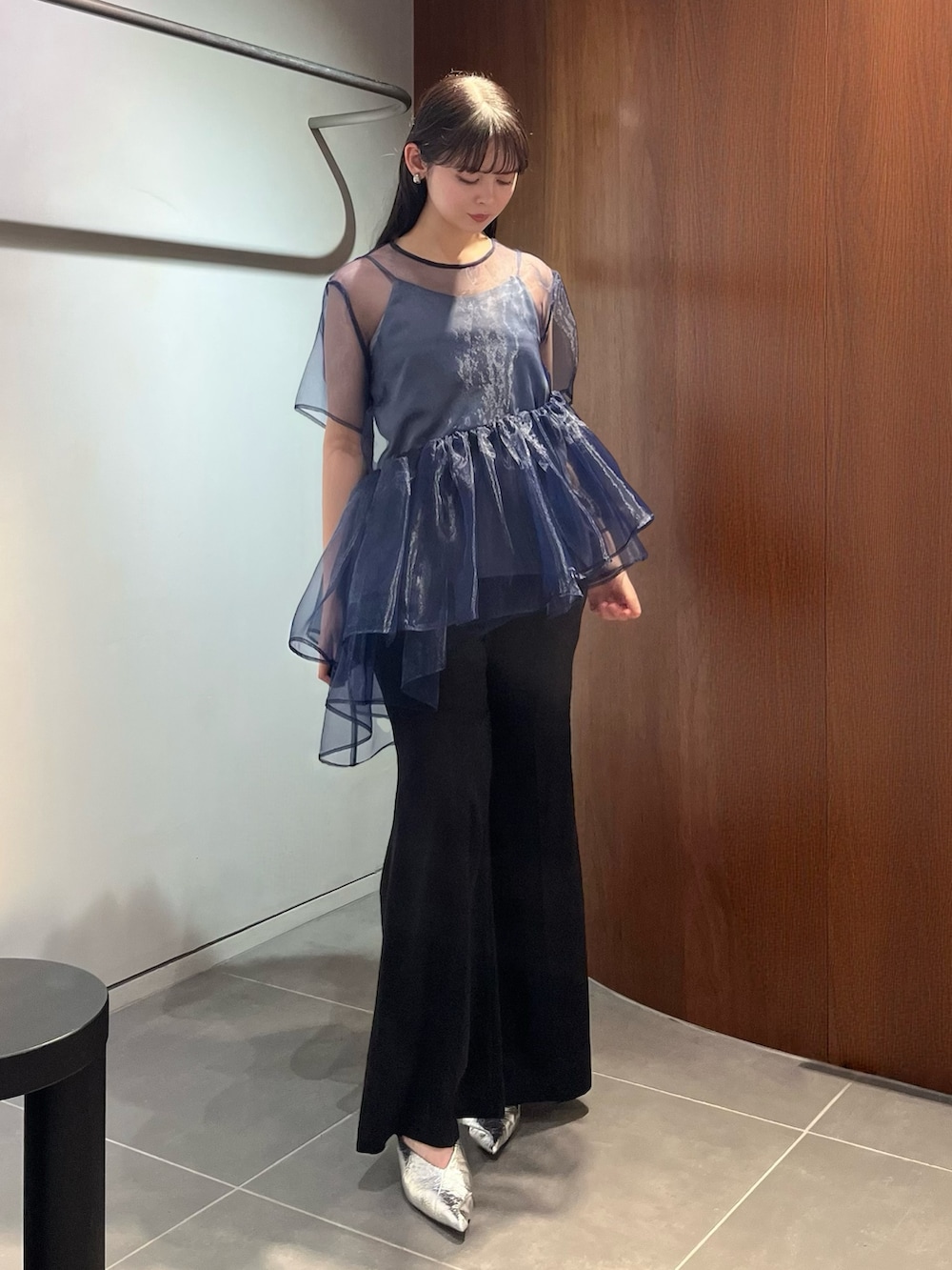 ブルー系のシャツ/ブラウス、ブラック系のその他パンツ、シルバー系のパンプスを着用したレディースの春コーディネートの5枚目の写真