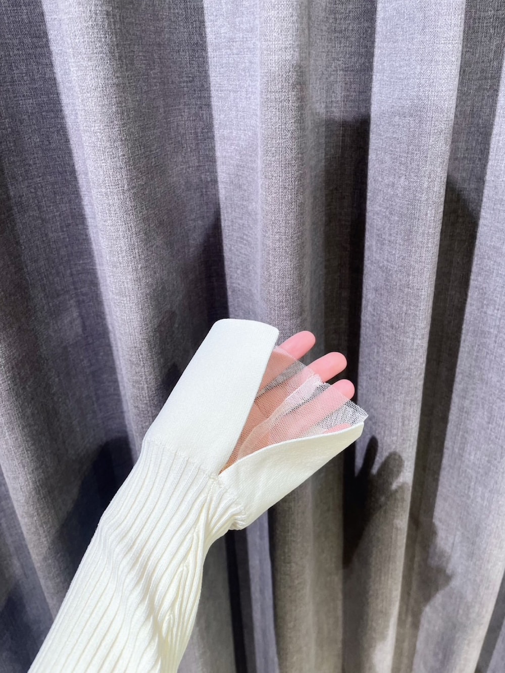 ホワイト系のノーカラージャケット、シルバー系のパンプス、ホワイト系のワンピースを着用したレディースの春コーディネートの5枚目の写真