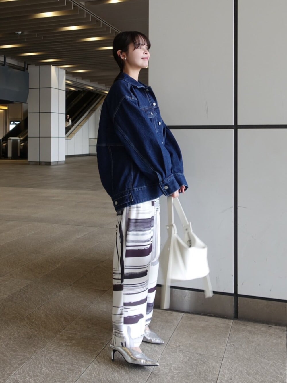 ブラック系のTシャツ/カットソー、ホワイト系のショルダーバッグ、ホワイト系のその他パンツを着用したレディースの春コーディネートの2枚目の写真