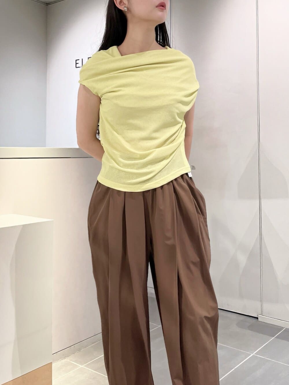 シルバー系のパンプス、グリーン系のTシャツ/カットソー、ブラウン系のその他パンツを着用したレディースの夏コーディネートの5枚目の写真
