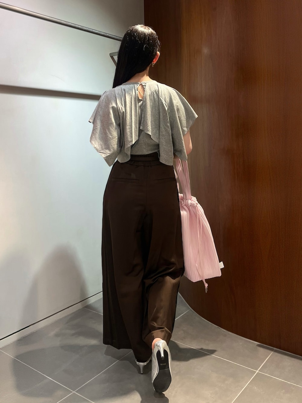 グレー系のTシャツ/カットソー、ブラウン系のその他パンツ、ピンク系のトートバッグを着用したレディースの夏コーディネートの3枚目の写真