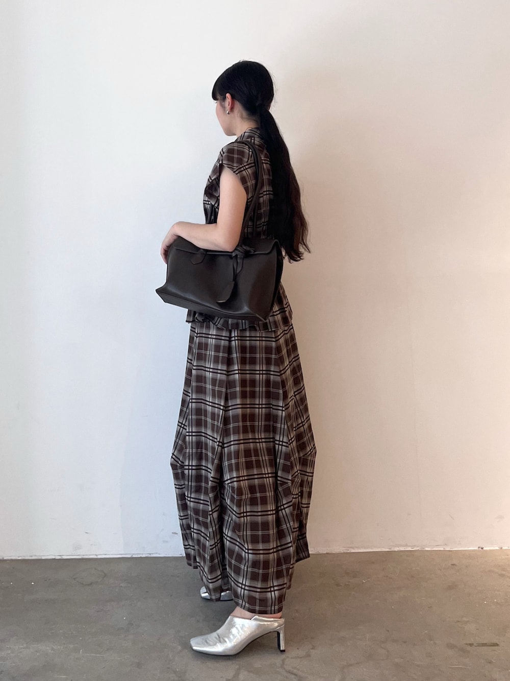 ブラウン系のシャツ/ブラウス、ブラウン系のスカート、シルバー系のブーツを着用したレディースの夏コーディネートの4枚目の写真