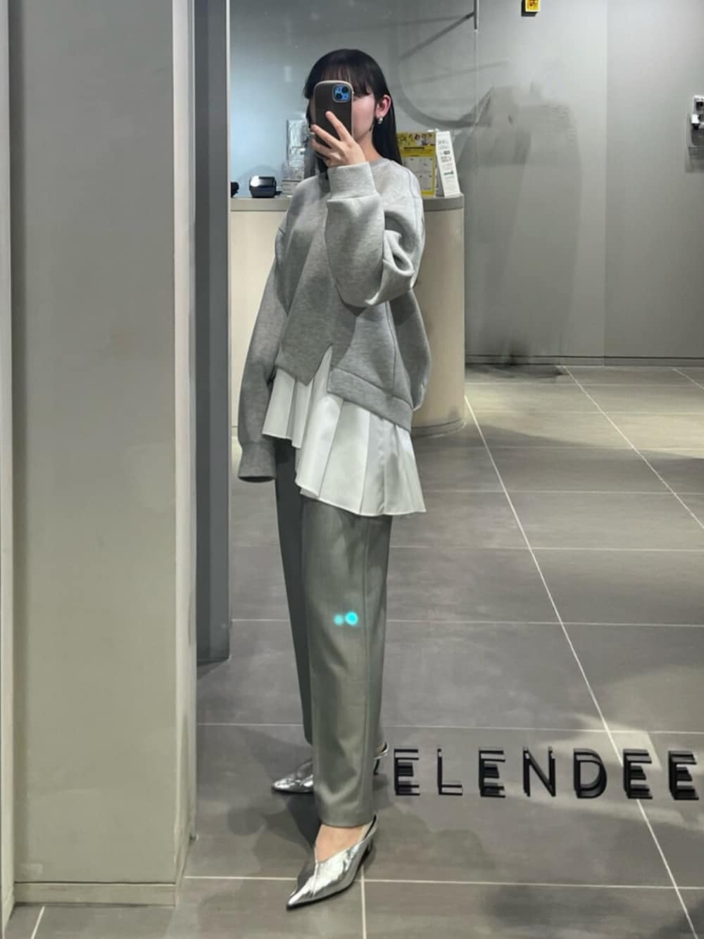 シルバー系のパンプス、グレー系のTシャツ/カットソー、グレー系のその他パンツを着用したレディースの春コーディネートの2枚目の写真