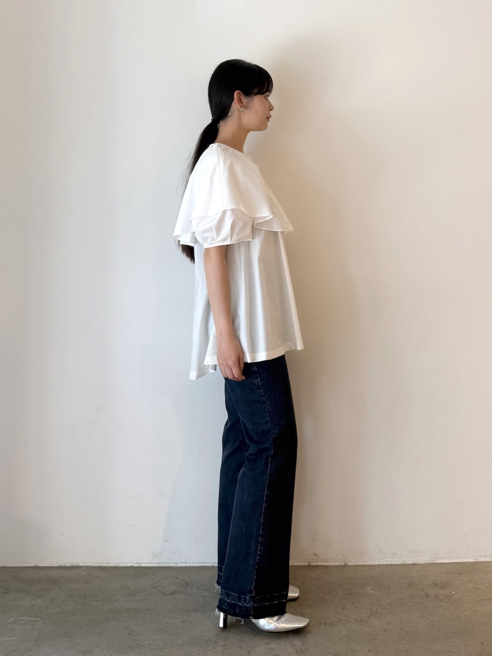 ホワイト系のシャツ/ブラウス、ブルー系のデニムパンツ、シルバー系のブーツを着用したレディースの夏コーディネートの2枚目の写真