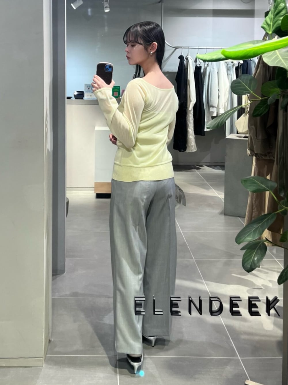 シルバー系のショルダーバッグ、シルバー系のパンプス、グレー系のその他パンツを着用したレディースの春コーディネートの3枚目の写真