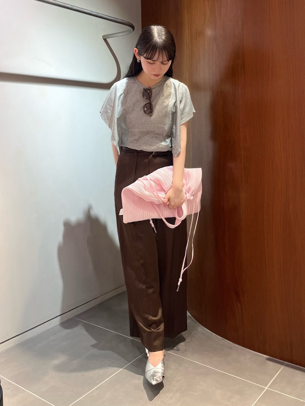 グレー系のTシャツ/カットソー、ブラウン系のその他パンツ、ピンク系のトートバッグを着用したレディースの夏コーディネートの4枚目の写真
