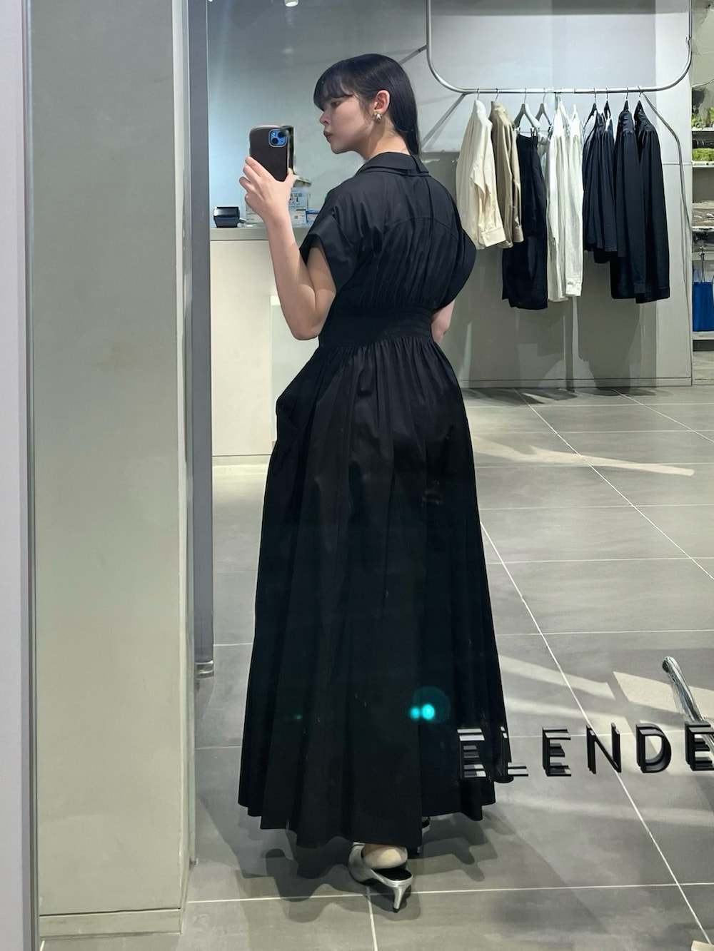 ブラック系のワンピース、ブラウン系のハンドバッグ、シルバー系のパンプスを着用したレディースの春コーディネートの3枚目の写真