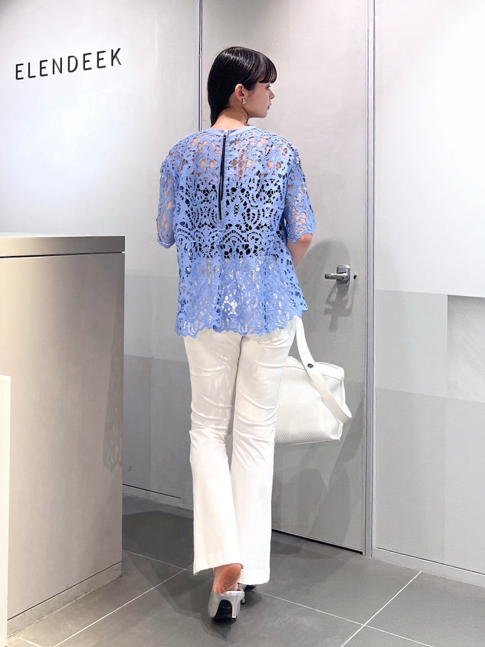 ブルー系のシャツ/ブラウス、ホワイト系のその他パンツ、ホワイト系のトートバッグを着用したレディースの夏コーディネートの3枚目の写真