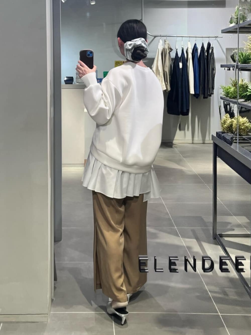 シルバー系のパンプス、ホワイト系のTシャツ/カットソー、ブラウン系のその他パンツを着用したレディースの春コーディネートの3枚目の写真