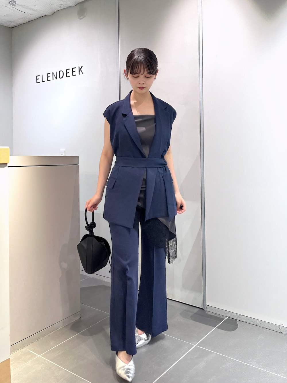 ブルー系のその他アウター、グレー系のキャミソール、ブルー系のその他パンツを着用したレディースの夏コーディネートの4枚目の写真