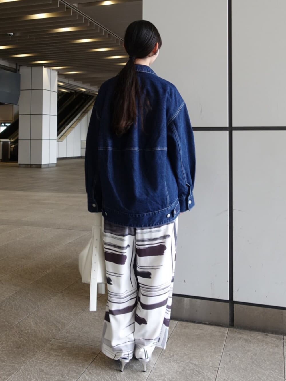 ブラック系のTシャツ/カットソー、ホワイト系のショルダーバッグ、ホワイト系のその他パンツを着用したレディースの春コーディネートの3枚目の写真