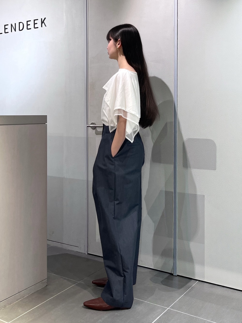 ホワイト系のTシャツ/カットソー、ブルー系のその他パンツ、ブラウン系のパンプスを着用したレディースの夏コーディネートの4枚目の写真