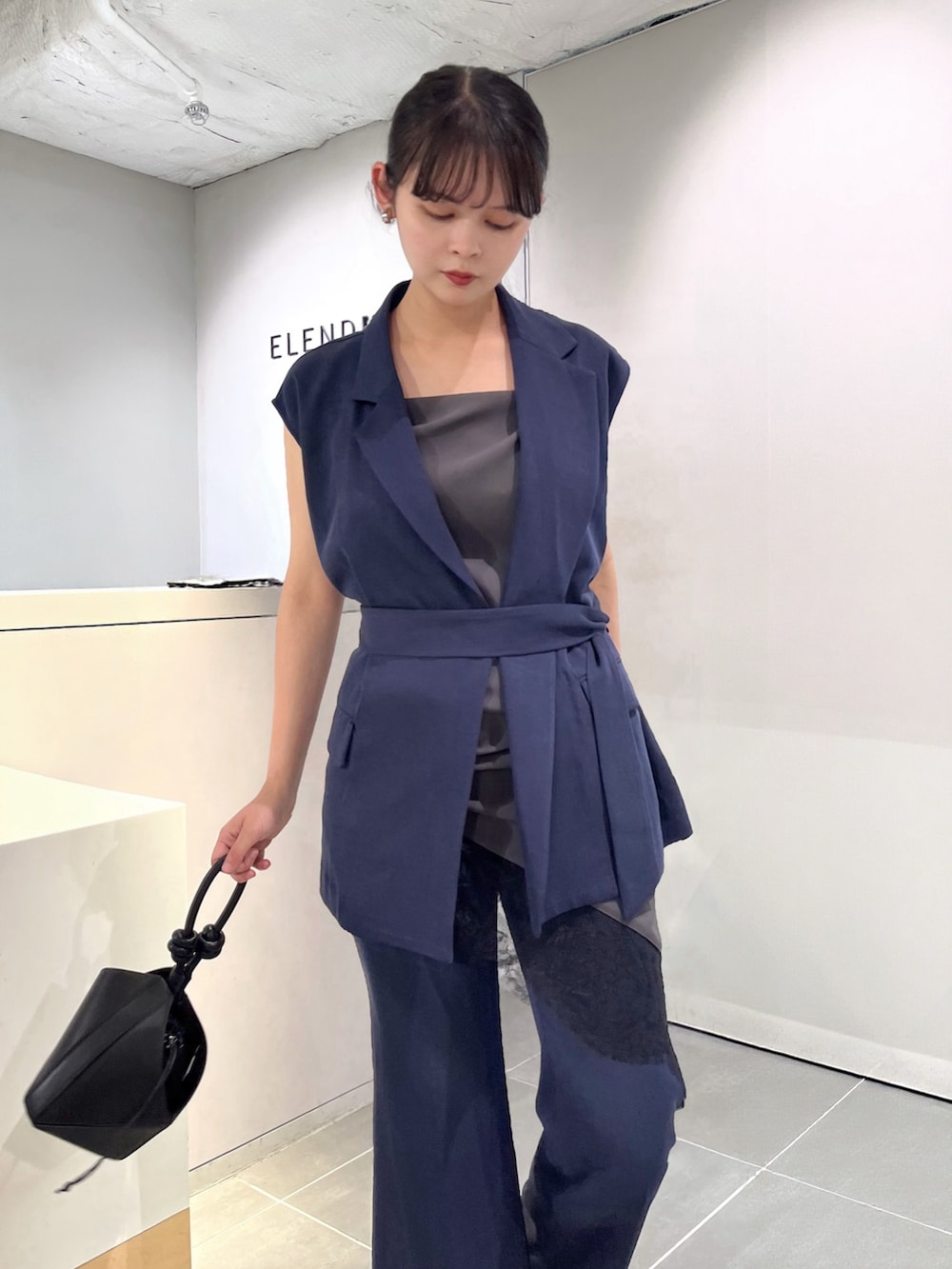 ブルー系のその他アウター、グレー系のキャミソール、ブルー系のその他パンツを着用したレディースの夏コーディネートの5枚目の写真