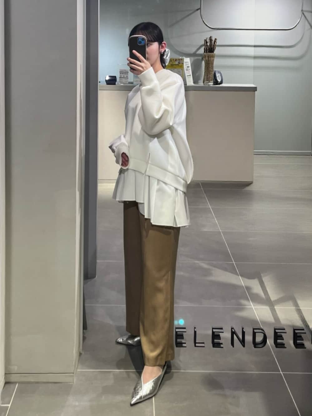 シルバー系のパンプス、ホワイト系のTシャツ/カットソー、ブラウン系のその他パンツを着用したレディースの春コーディネートの2枚目の写真